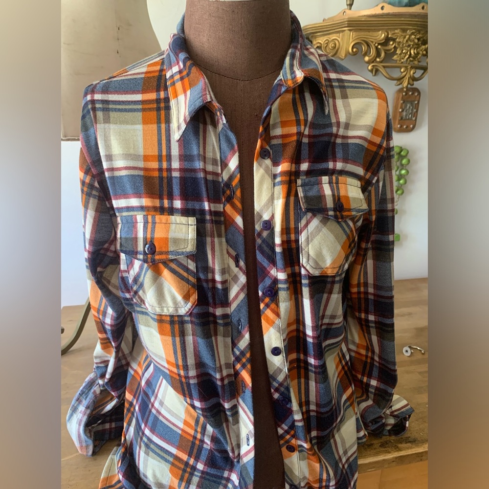 Women’s fitted flannel button down shirt